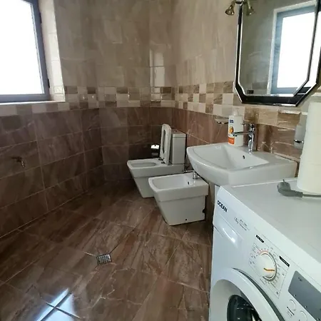 Calmly, Spacious Next To Embassy *