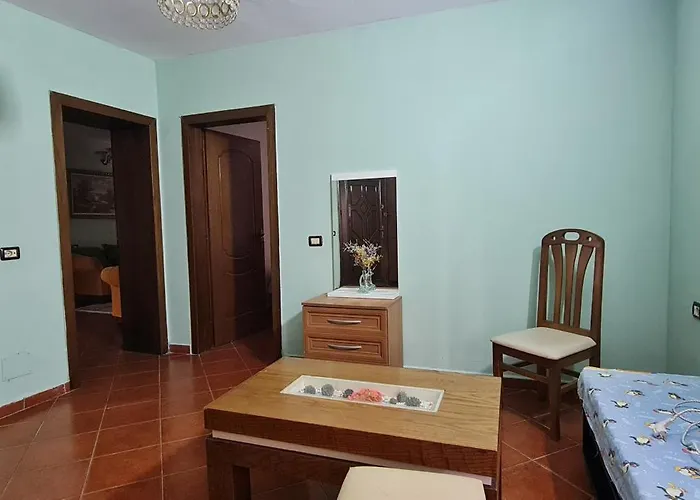 Calmly, Spacious Next To Embassy Appartement