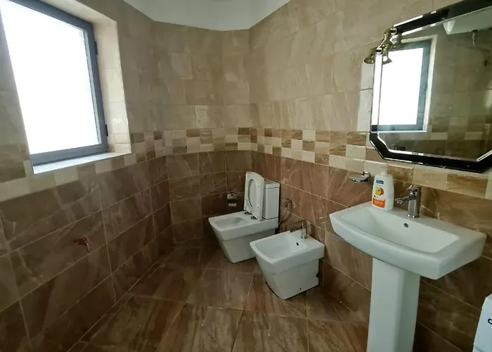 Calmly, Spacious Next To Embassy *