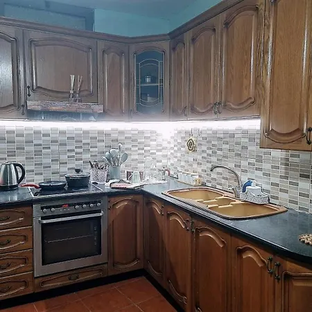 Calmly, Spacious Next To Embassy * تيرانا