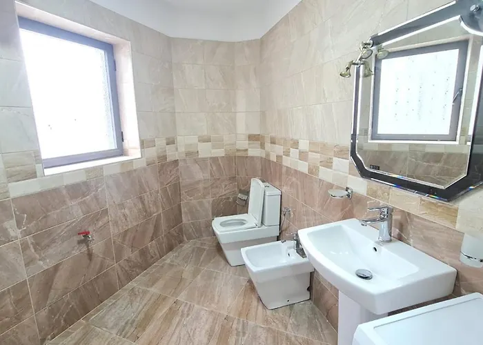 Calmly, Spacious Next To Embassy Lägenhet