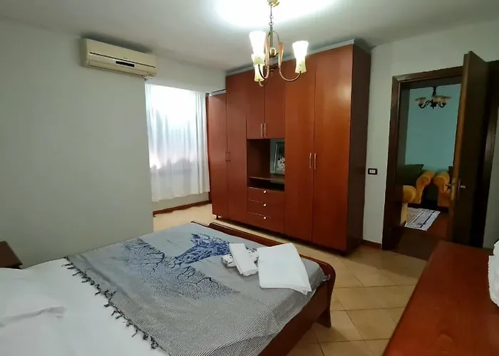 アパート Calmly, Spacious Next To Embassy ティラナ