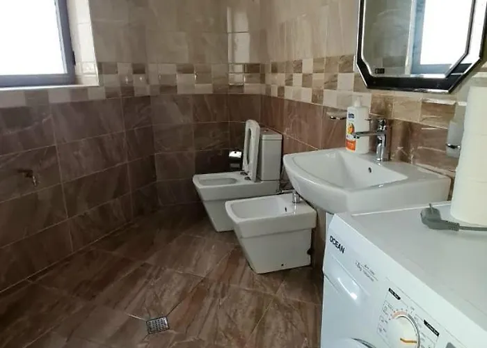 Calmly, Spacious Next To Embassy *